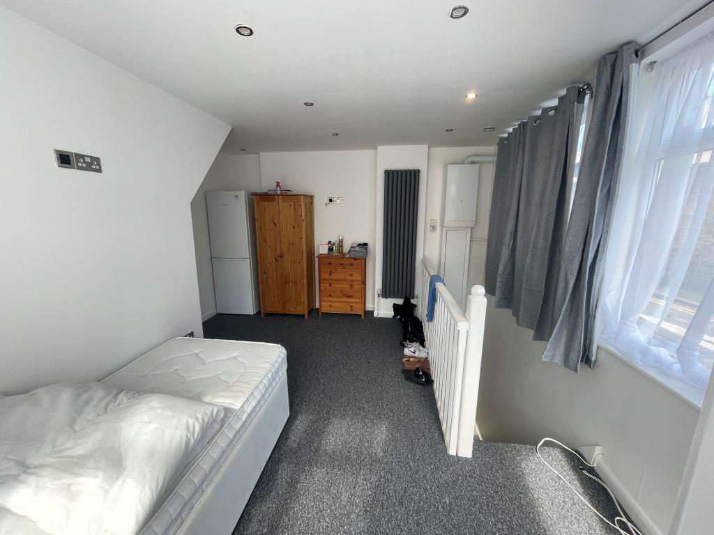 Lot: 4 - WELL PRESENTED FLAT FOR INVESTMENT - Bedroom with radiator and boiler